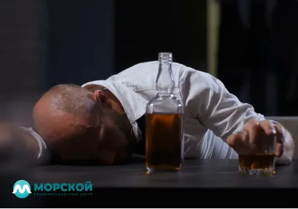 Стадии алкоголизма Мужчина уснул за столом